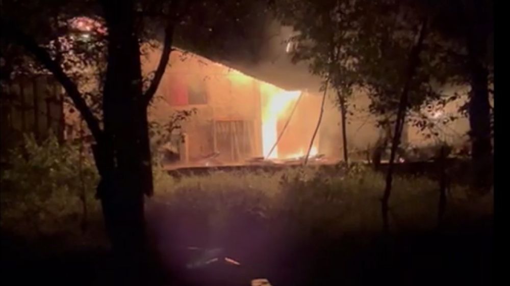 Gümüşhane’de çıkan yangında iki ev ve bir ahır kullanılamaz hale geldi