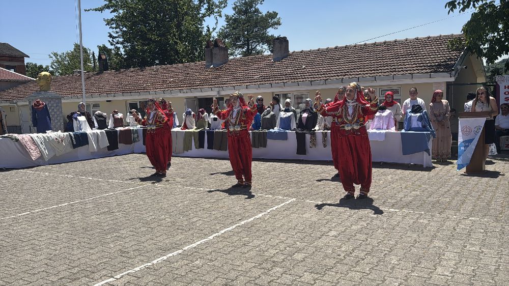 Güzelyaka köyünde kursiyerlerin ürettikleri ürünler sergilendi