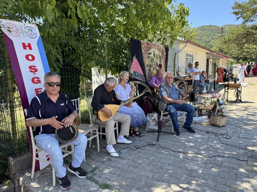 Güzelyaka köyünde kursiyerlerin ürettikleri ürünler sergilendi