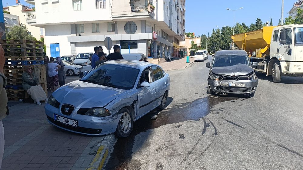 Hafif ticari araç ile otomobil çarpıştı: 1 yaralı