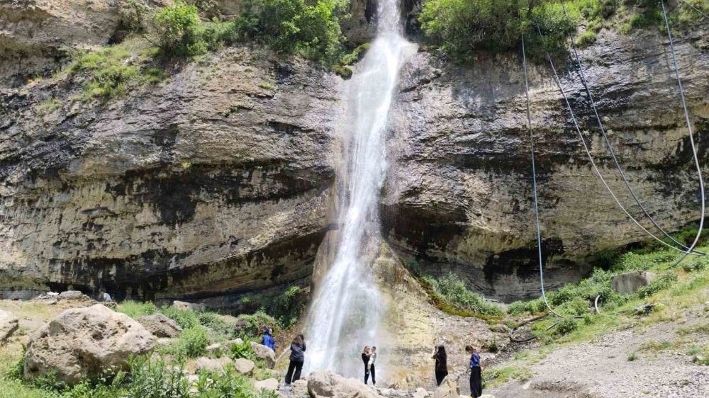 Hakkari Ağaçdibi Şelalesi’ne 3 günde 4 bin kişi ziyaret etti