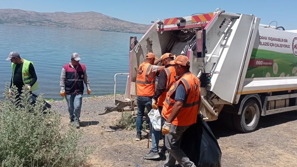 Hazar gölü etrafında 40 ton çöp toplandı