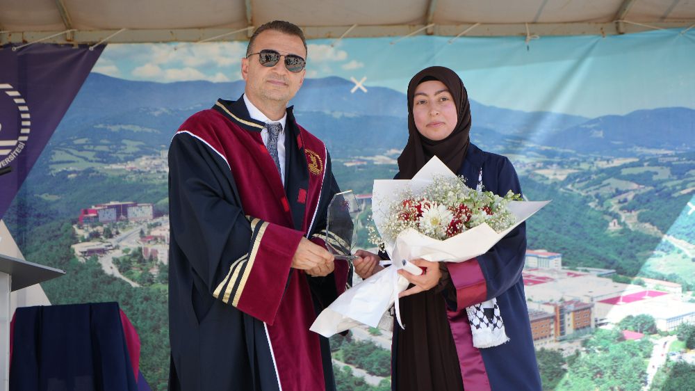  Hem hafız oldu hem fakülteyi birincilikle bitirdi