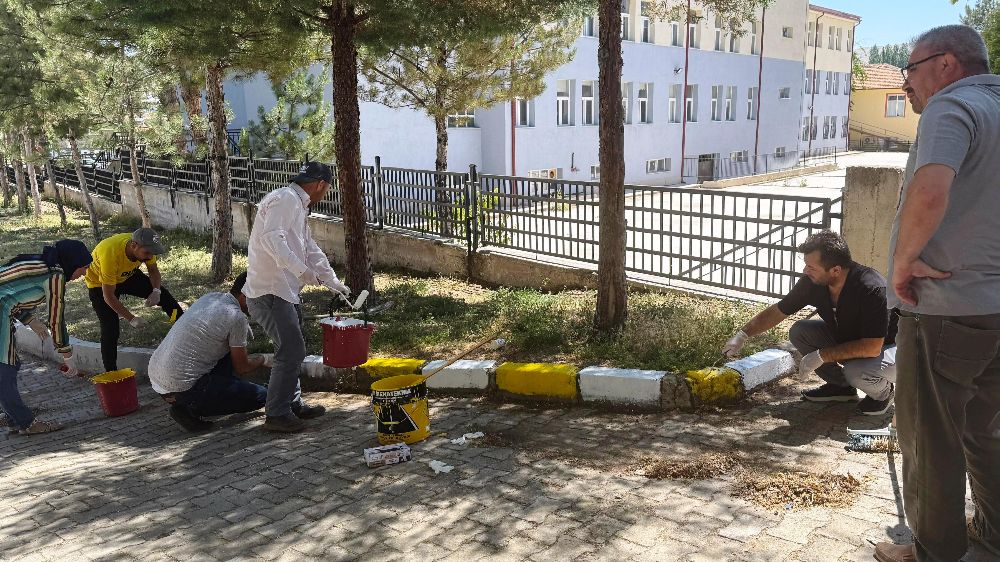 Hisarcık’ta fedakar öğretmenler okul bahçesini güzelleştirdi