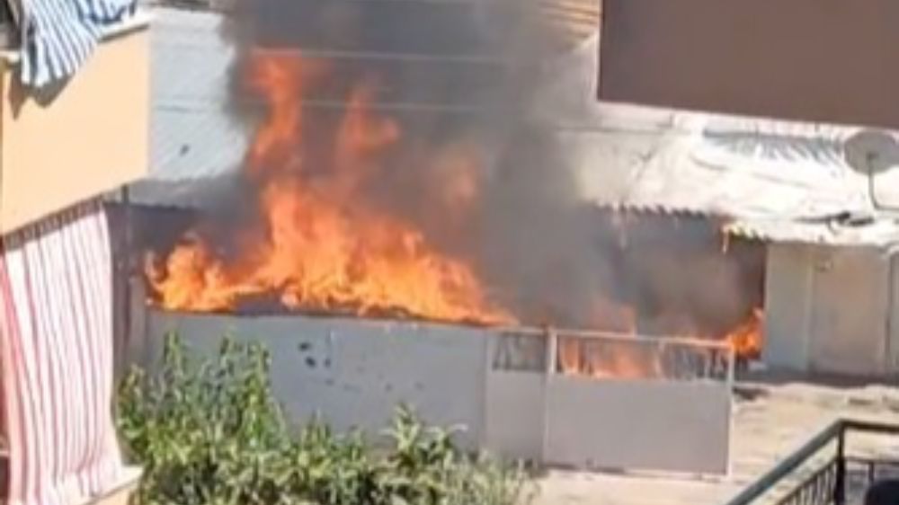 Hurda malzemelerden çıkan yangın 2 gecekonduyu küle döndürdü