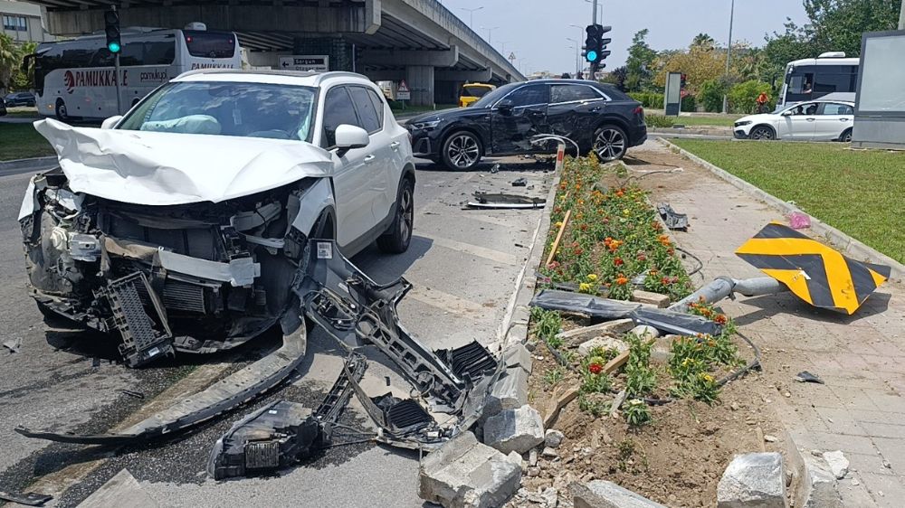 Hurdaya dönen lüks araçlardan burunları bile kanamadan çıktılar