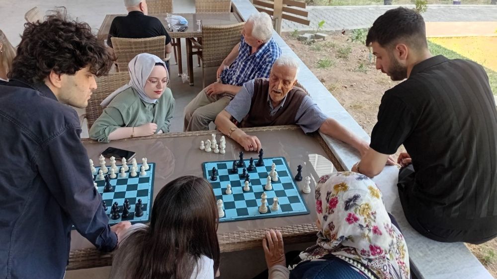 Huzurevi sakinlerini satrançla buluşturdular