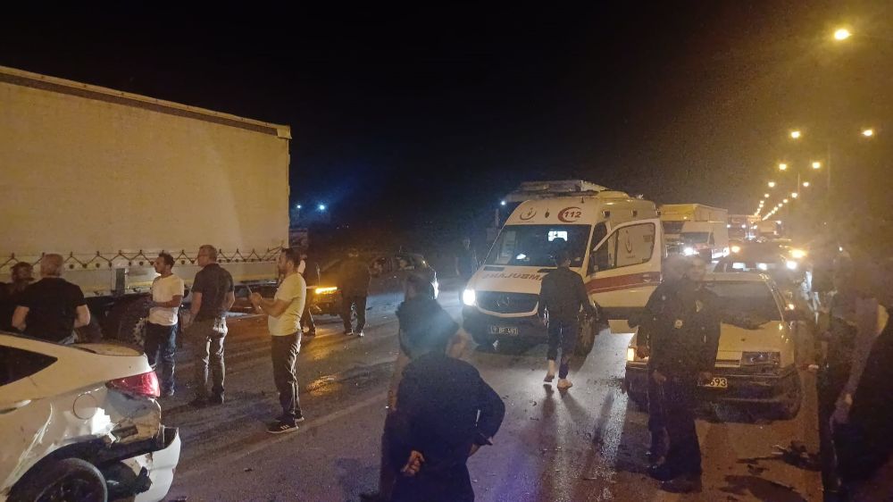  İçlerinden birinin sivil polis aracı olduğu 5 araç birbirine girdi yaralılar var 