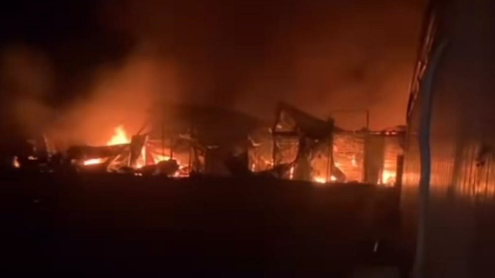  İşçilerin kaldığı konteynerler alevlere teslim oldu