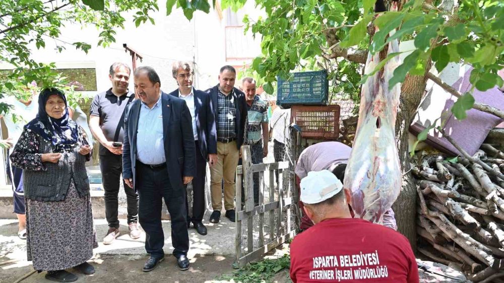 Isparta Belediyesi evlere giderek tek tek kurbanları kesti