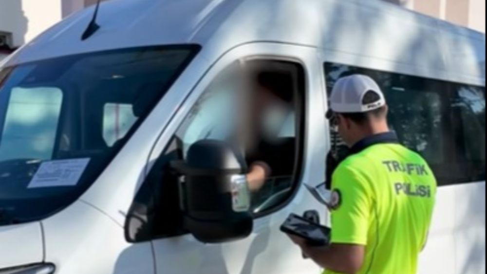 Isparta'da okul çevrelerinde denetim: 64 aranan şahıs yakalandı