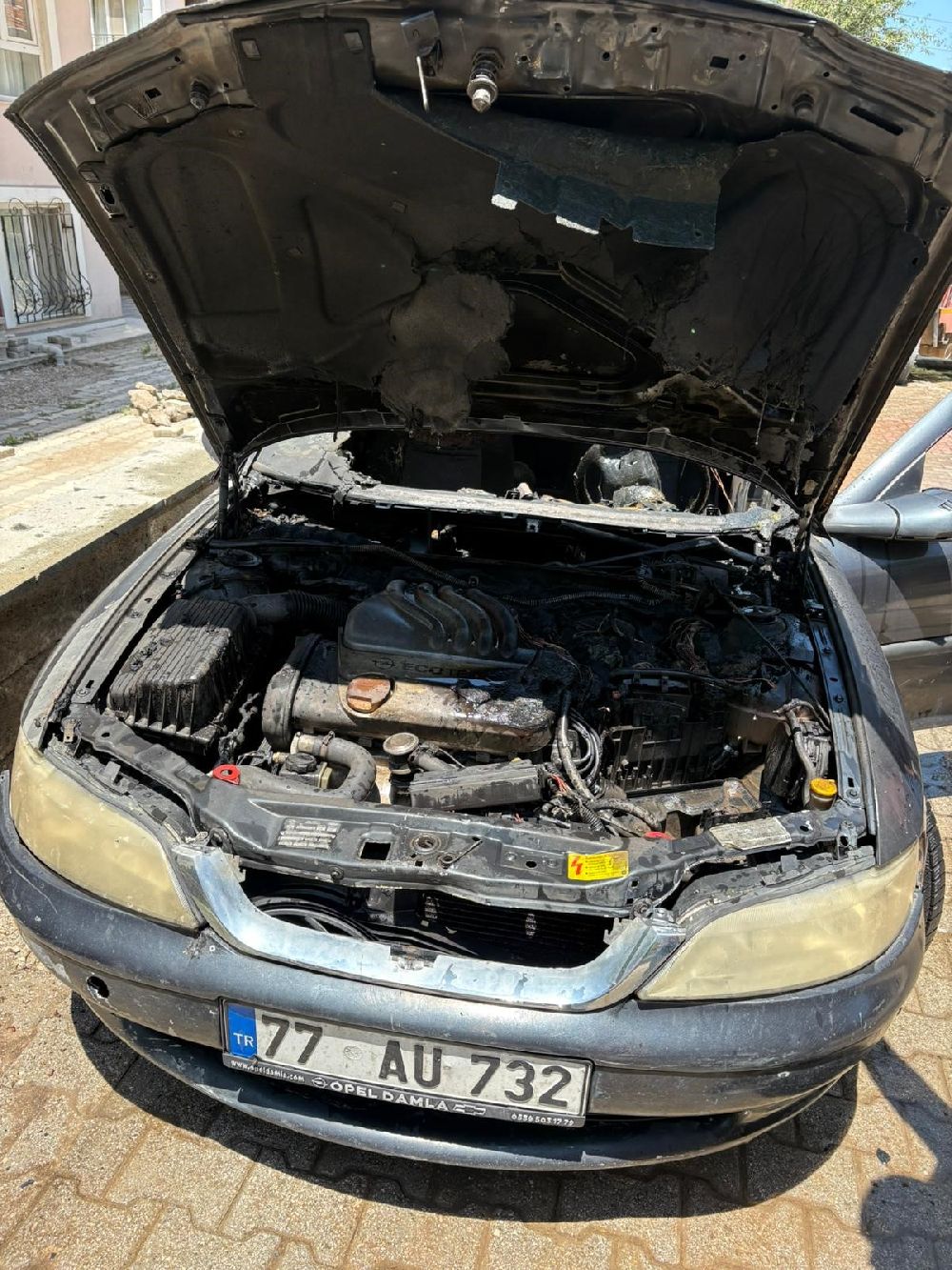 Isparta'da park halindeki otomobil alev alev yandı