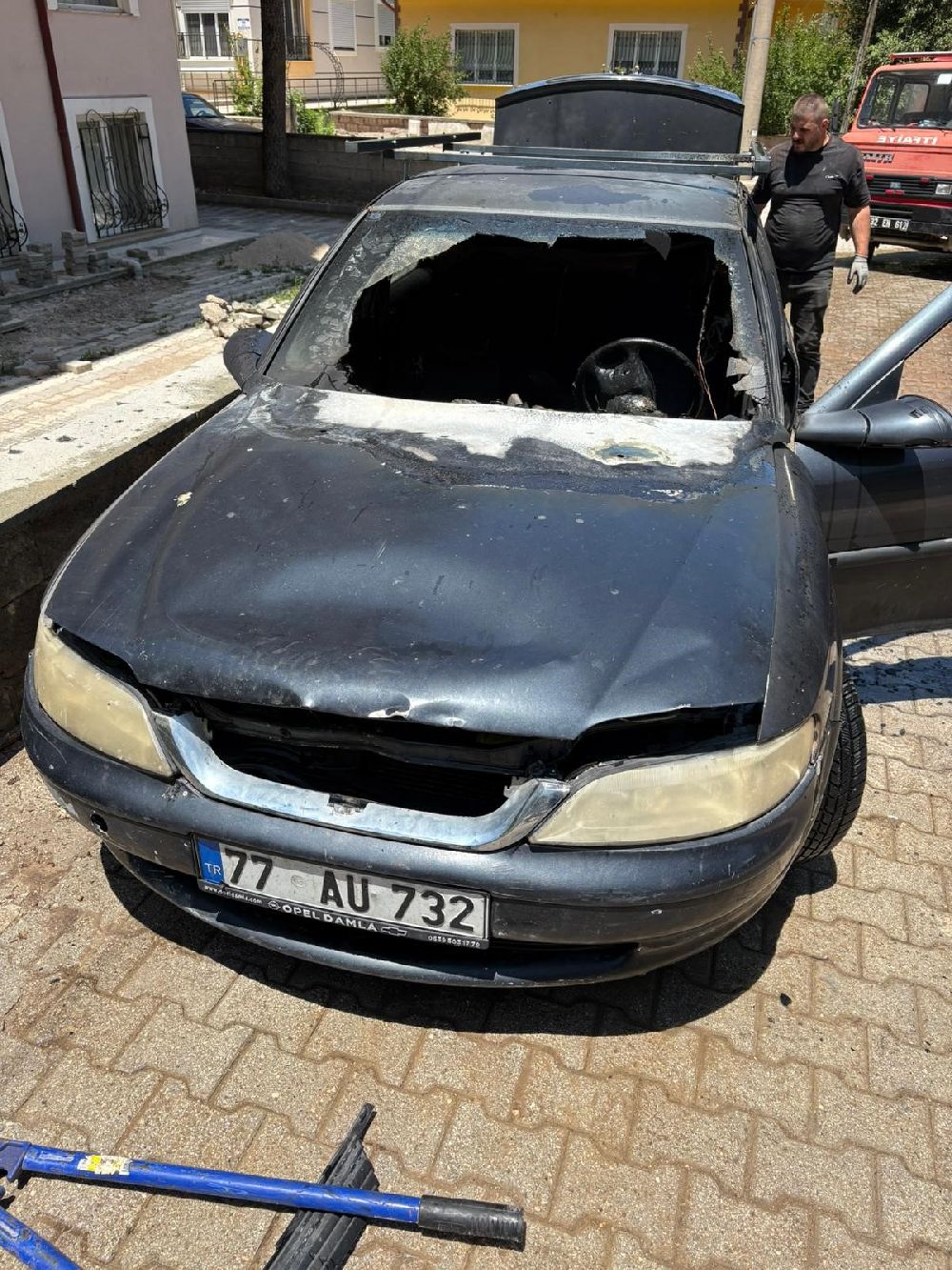 Isparta'da park halindeki otomobil alev alev yandı