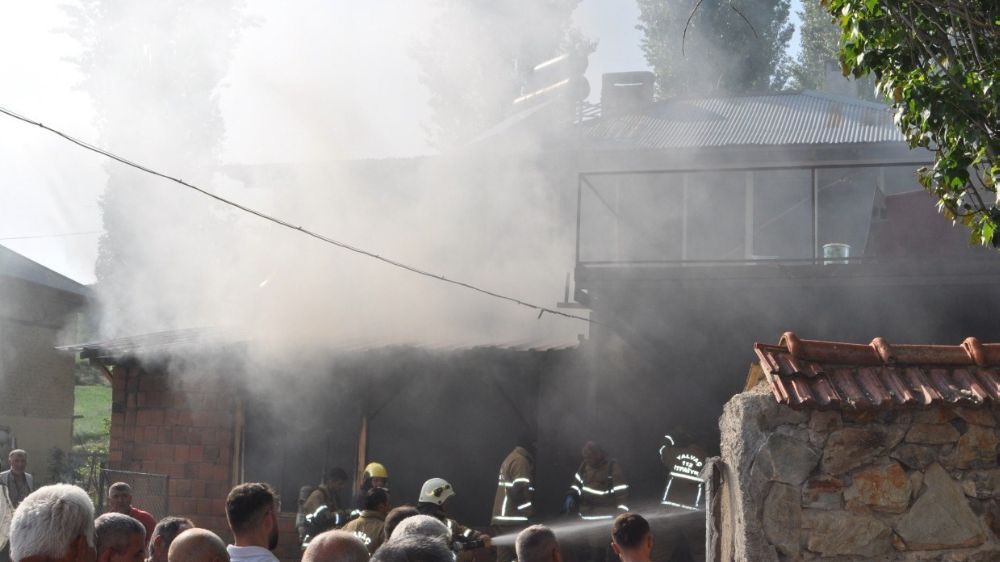 Isparta'da samanlıkta çıkan yangın paniğe neden oldu