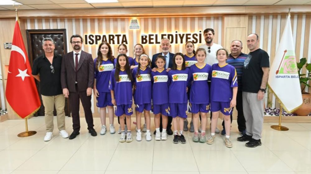 Isparta Nazmiye Demirel Ortaokulu Kız Basketbol Takımından Büyük Başarı Başkan Başdeğirmen Türkiye İkincilerini  Belediyede Ağırladı