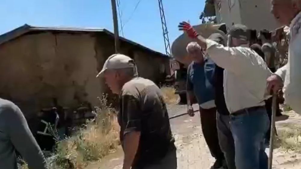 Isparta Şarkikaraağaç’ta bahçe temizliği sırasında çıkan yangında ahır ve samanlık yandı