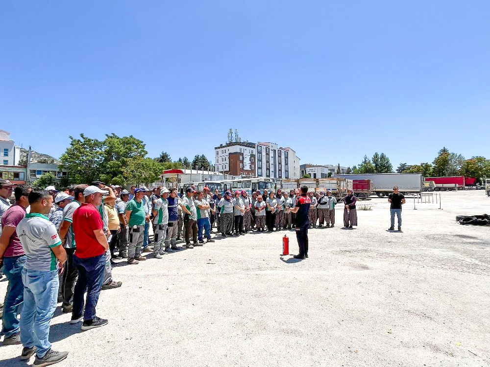 İtfaiye Müdürlüğü’nden Park ve Bahçeler personeline yangın eğitimi