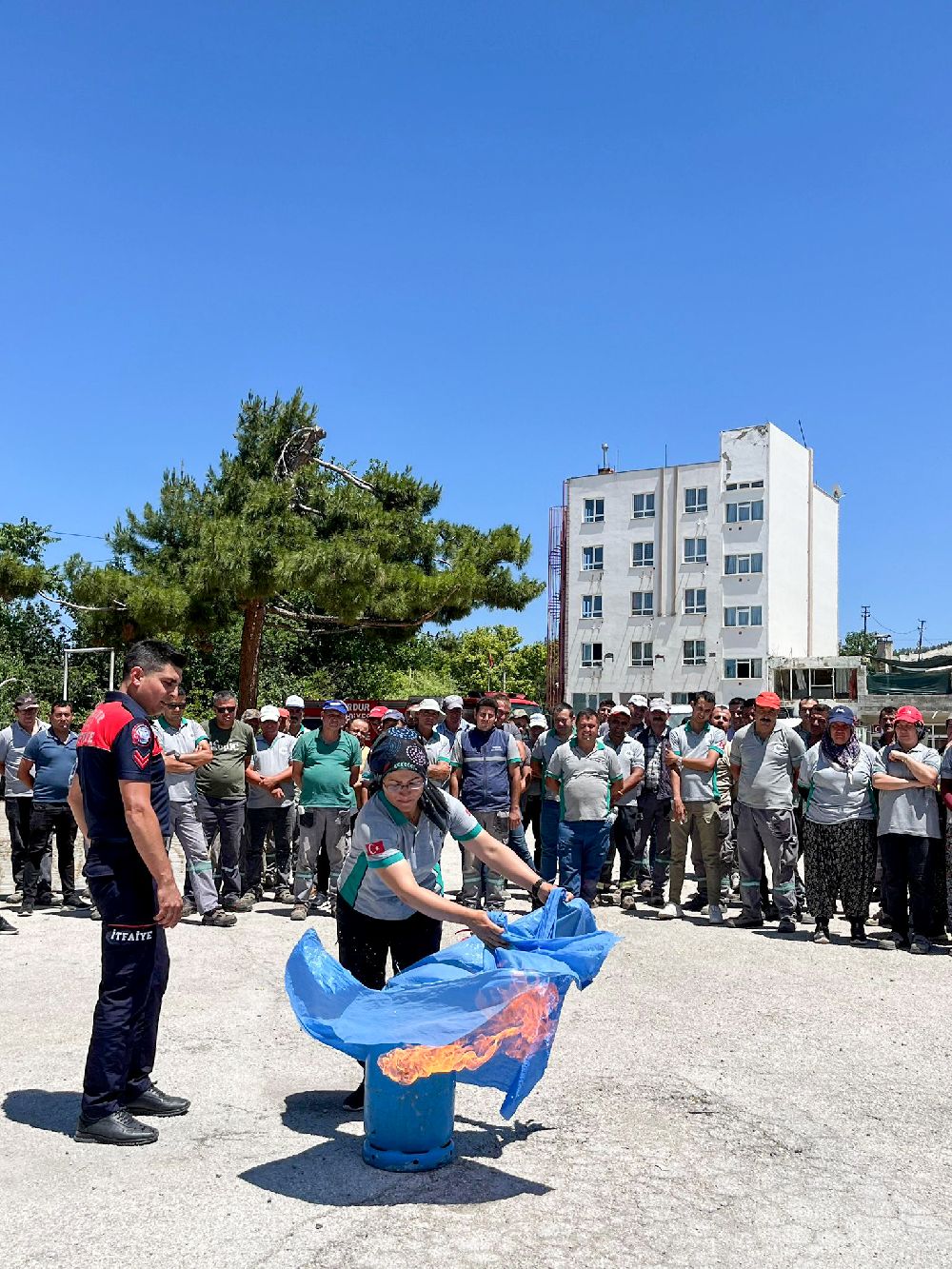 İtfaiye Müdürlüğü’nden Park ve Bahçeler personeline yangın eğitimi