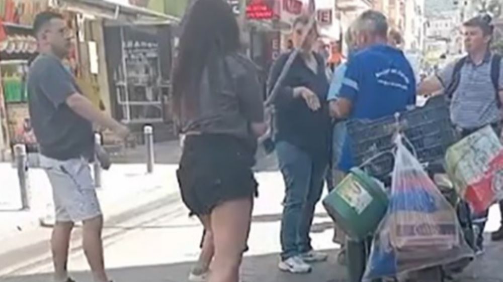 İzmir'de belediye işçisine saldıran 2 genç kız tutuklandı