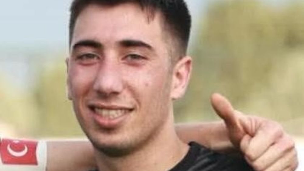 İzmir'de direğe çarpan talihsiz sürücü yaşamını yitirdi