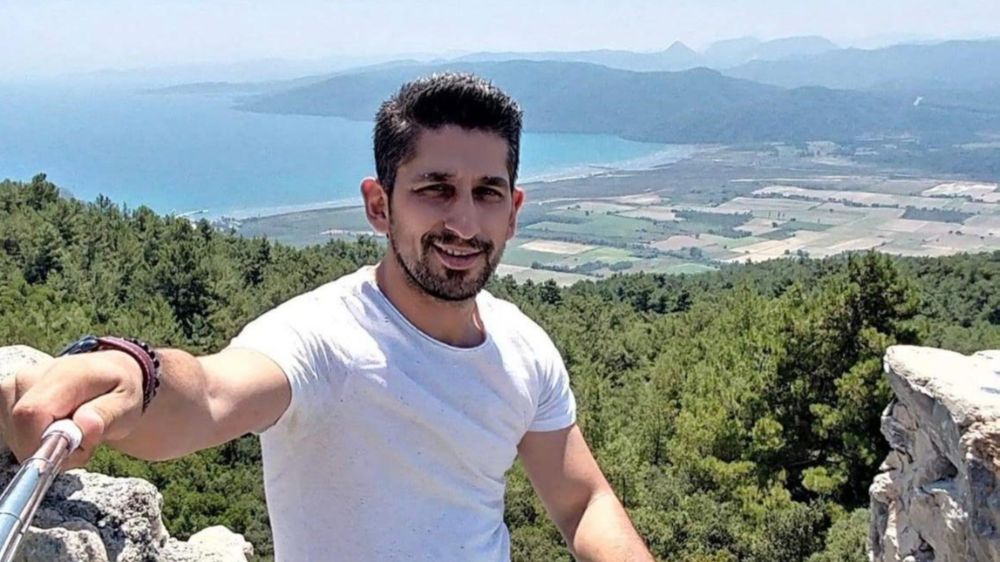 İzmir'de kamyonet iki motosikletliye çarptı: 1 ölü