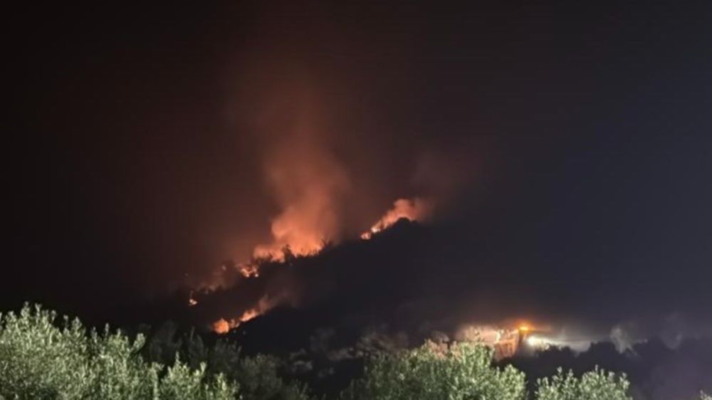 İzmir’deki yangın yerleşim yerlerini tehdit etmeye devam ediyor