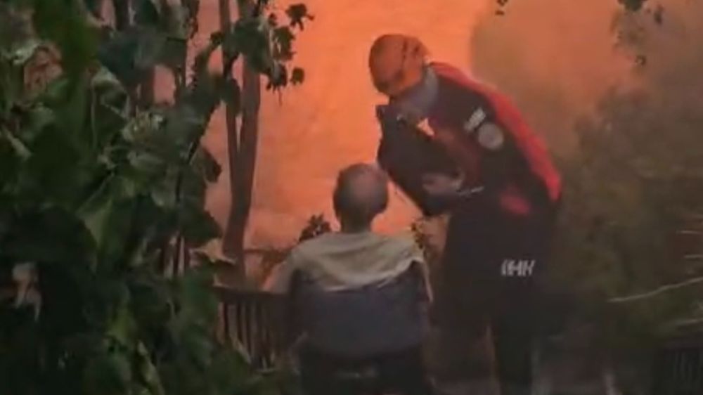 İzmir'deki yangından duygu dolu görüntüler: Mahsur kalanları ekipler böyle kurtardı