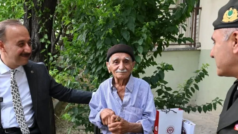 Jandarma'nın 186. Yıl Dönümünde Duygulandıran Vefa  92 Yaşındaki Sait Ali Ayaz'dan Mehmetçik Vakfı'na Anlamlı Bağış