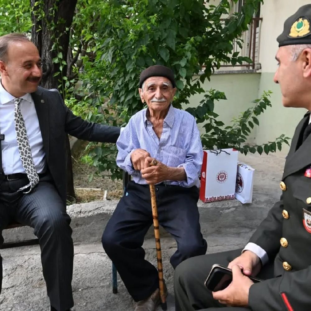 Jandarma'nın 186. Yıl Dönümünde Duygulandıran Vefa 92 Yaşındaki Sait Ali Ayaz'dan Mehmetçik Vakfı'na Anlamlı Bağış