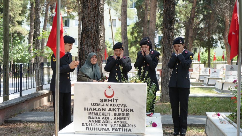 Jandarma Teşkilatı'nın 186. kuruluş yıl dönümünde şehit mezarlarına karanfil bırakıldı