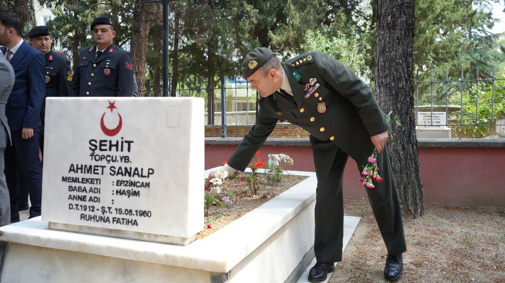 Jandarma Teşkilatı'nın 186. kuruluş yıl dönümünde şehit mezarlarına karanfil bırakıldı