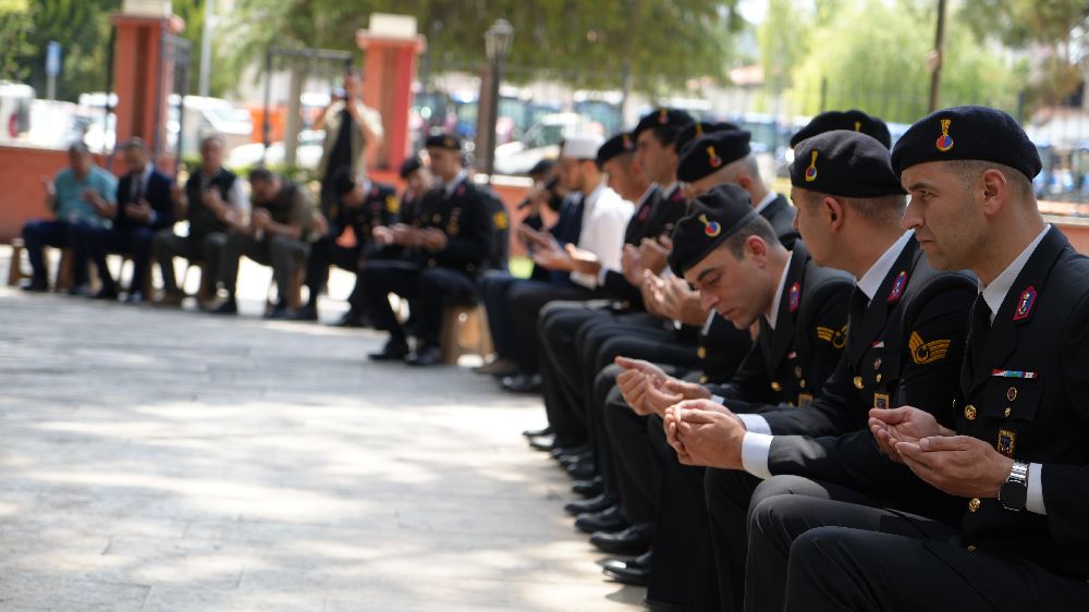 Jandarma Teşkilatı'nın 186. kuruluş yıl dönümünde şehit mezarlarına karanfil bırakıldı