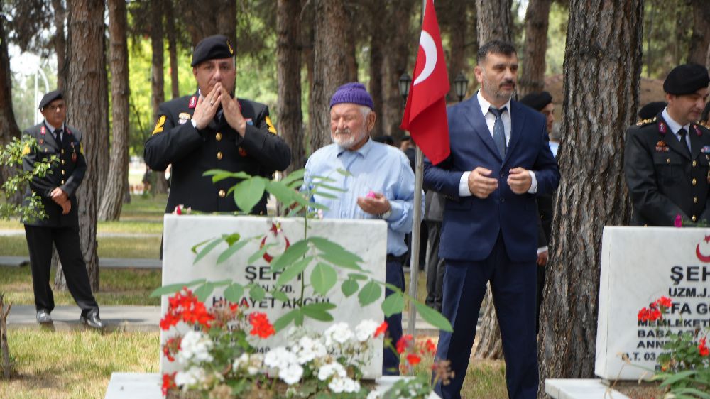 Jandarma Teşkilatı'nın 186. kuruluş yıl dönümünde şehit mezarlarına karanfil bırakıldı