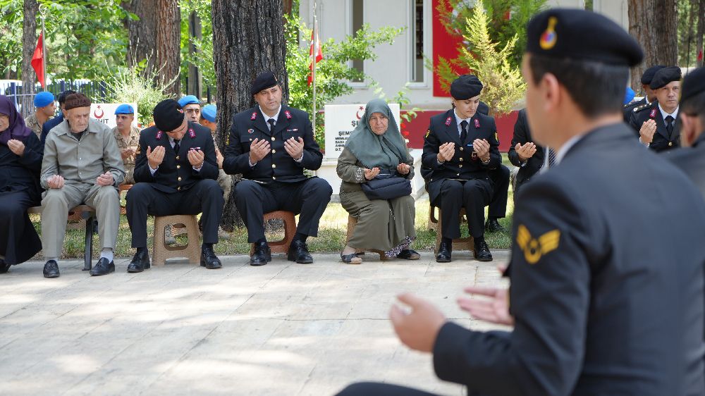 Jandarma Teşkilatı'nın 186. kuruluş yıl dönümünde şehit mezarlarına karanfil bırakıldı