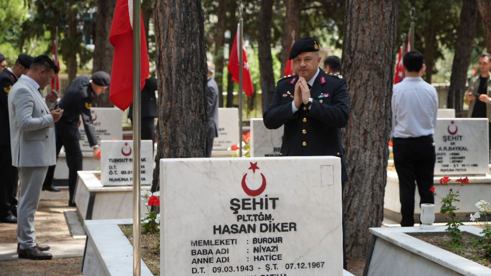 Jandarma Teşkilatı'nın 186. kuruluş yıl dönümünde şehit mezarlarına karanfil bırakıldı