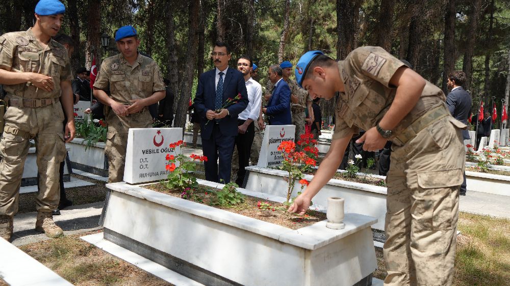 Jandarma Teşkilatı'nın 186. kuruluş yıl dönümünde şehit mezarlarına karanfil bırakıldı