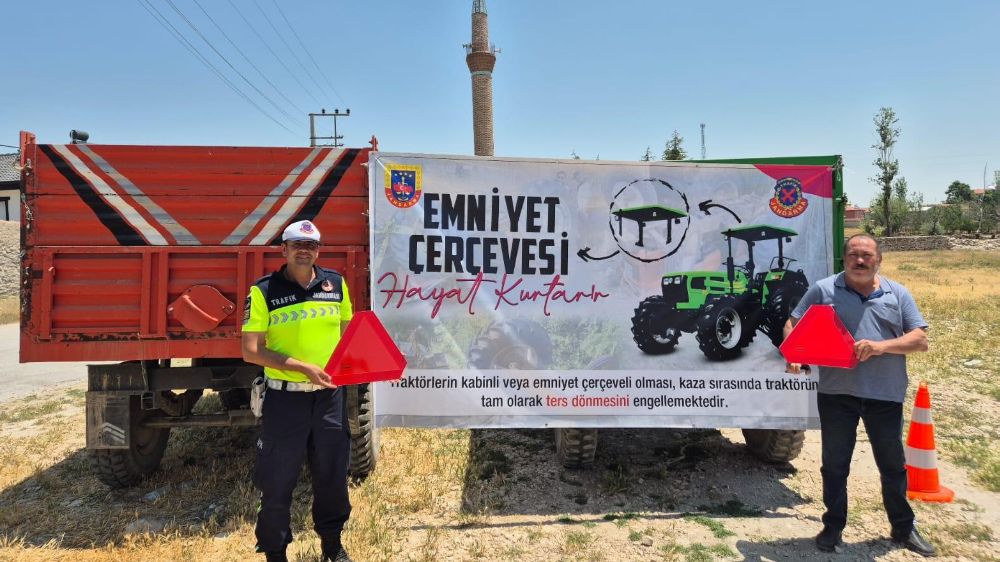 Jandarma traktör sürücülerine eğitim verip, reflektör dağıttı