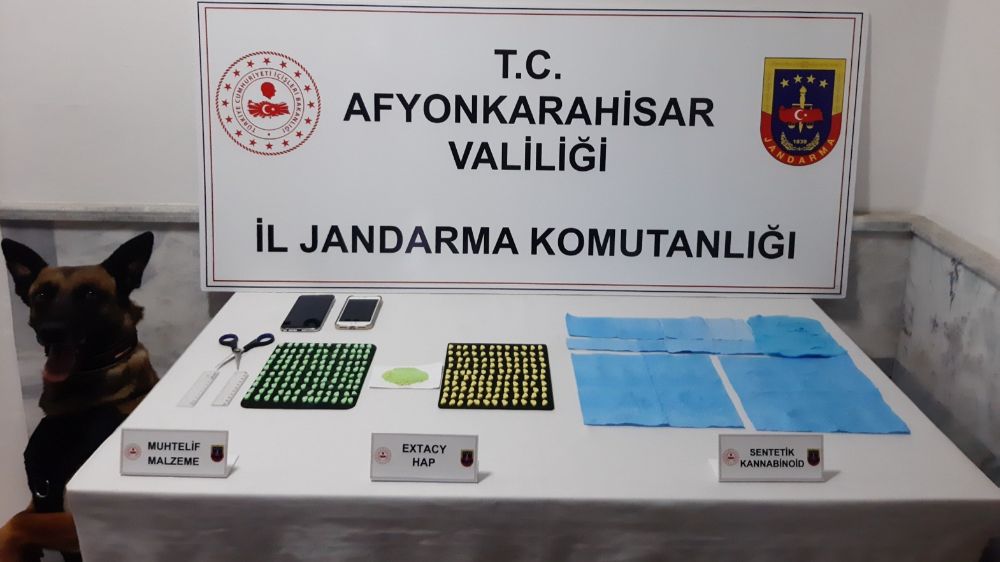 Jandarmadan zehir tacirlerine baskın: 2 gözaltı