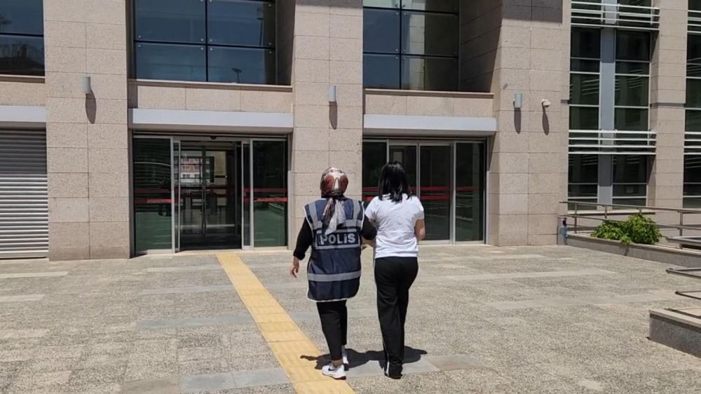  Kadın yolcunun valizinden 3 kilo uyuşturucu çıktı