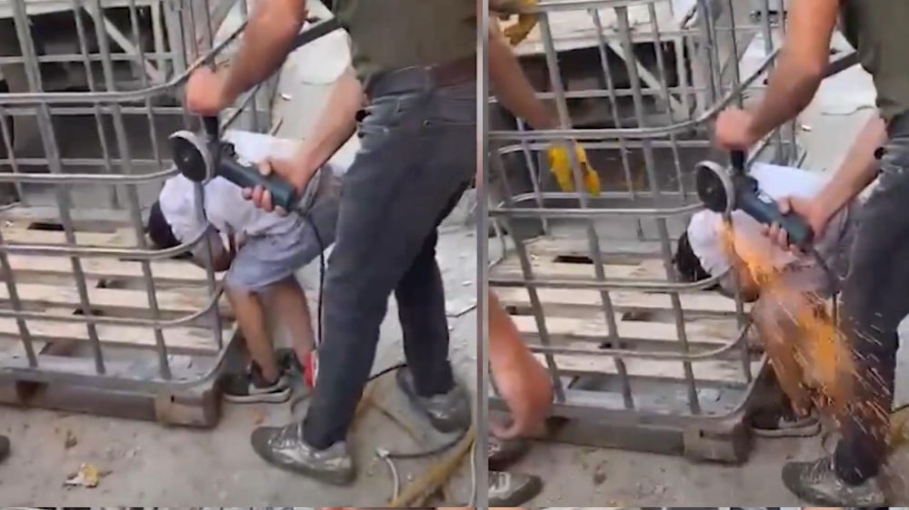 Kafesin parmaklıklarına sıkışan çocuk, demir kesilerek kurtarıldı