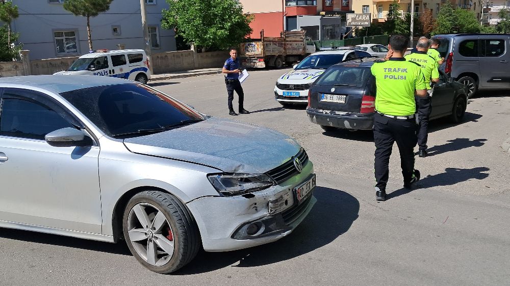 Karaman’da otomobiller çarpıştı: 1 yaralı