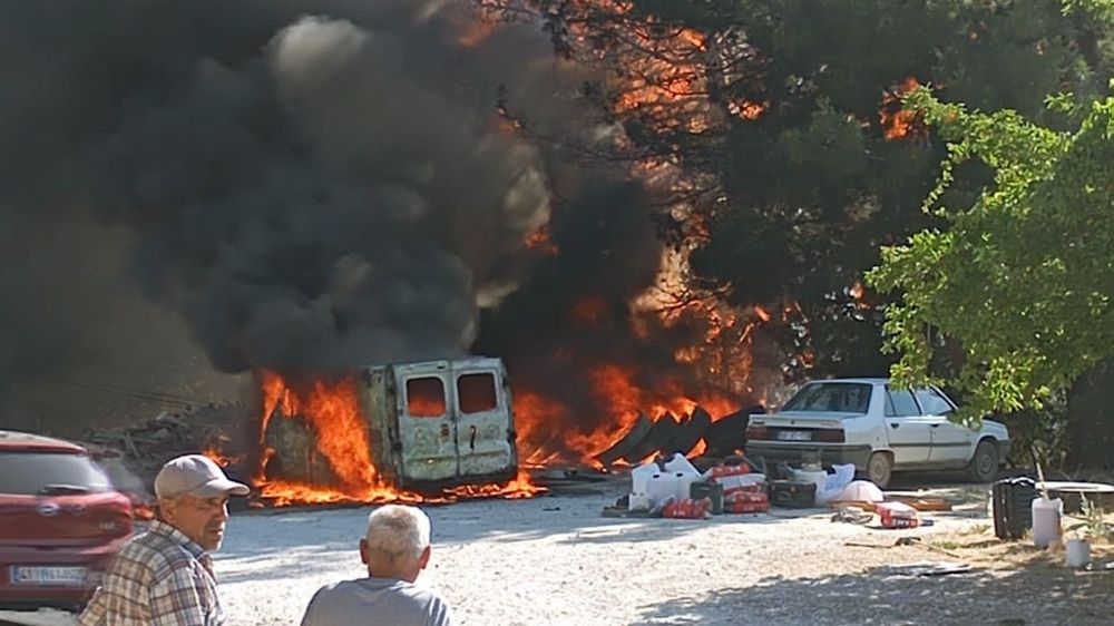 Karavan yangını ormana sıçradı, ekipler anında müdahale etti