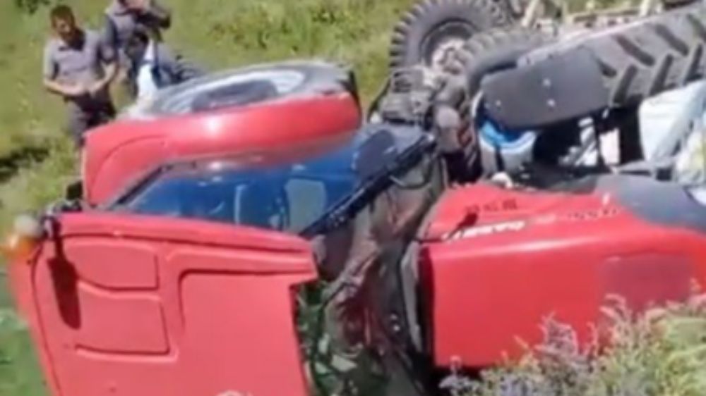 Kars’ta traktör şarampole devrildi