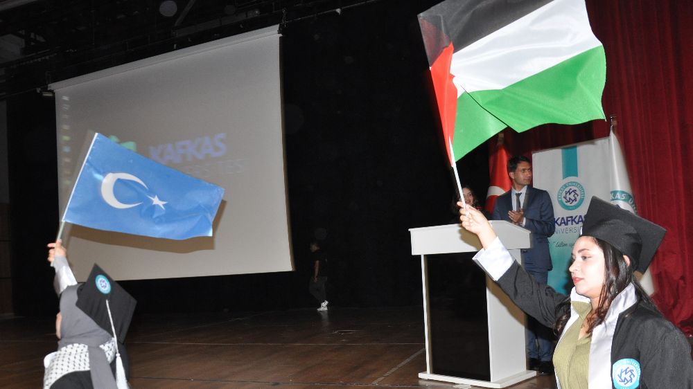 Kars’ta üniversite öğrencilerinden gurur verici mezuniyet sevinci