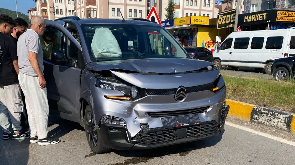 Kavşakta zincirleme kaza : 1 yaralı