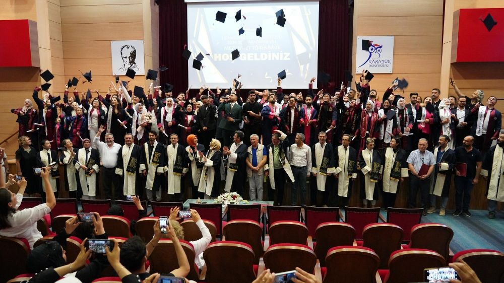KBÜ Lisansüstü Eğitim Enstitüsü’nde 948 mezun diplomasını aldı
