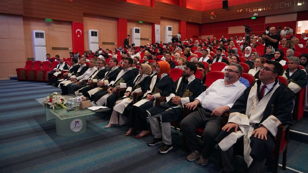 KBÜ Lisansüstü Eğitim Enstitüsü’nde 948 mezun diplomasını aldı