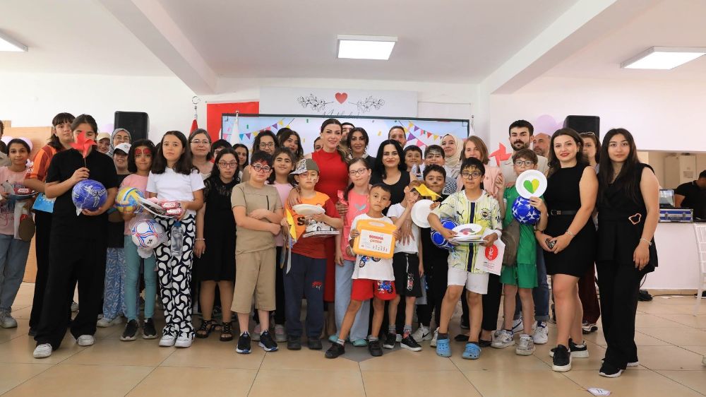 Keçiören Belediyesi’nden engelli çocuklara karne hediyesi