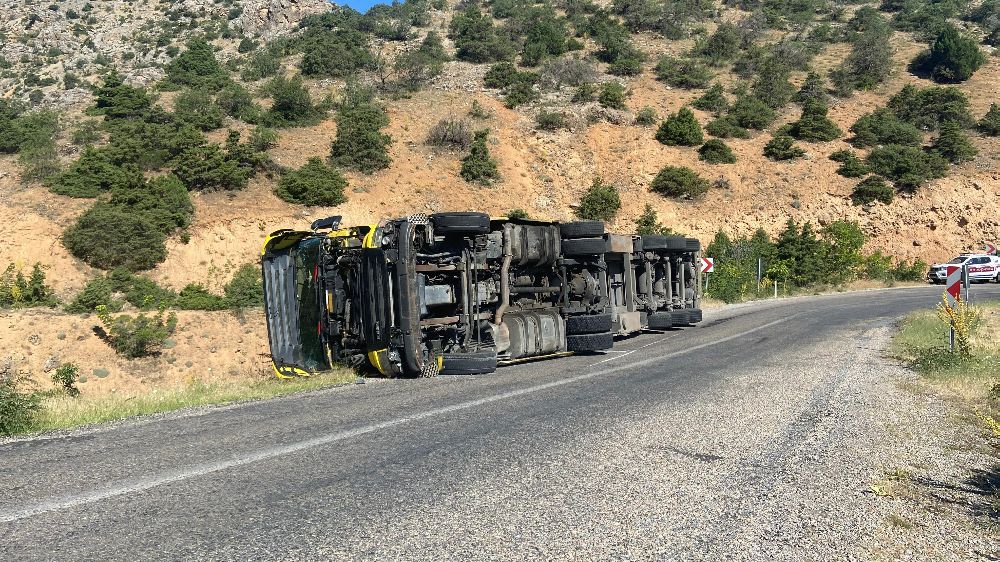 Kemaliye’de tır devrildi