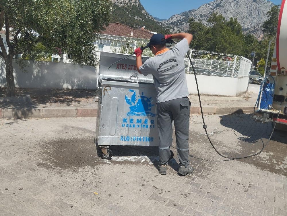 Kemer’de çöp konteynerleri dezenfekte ediliyor